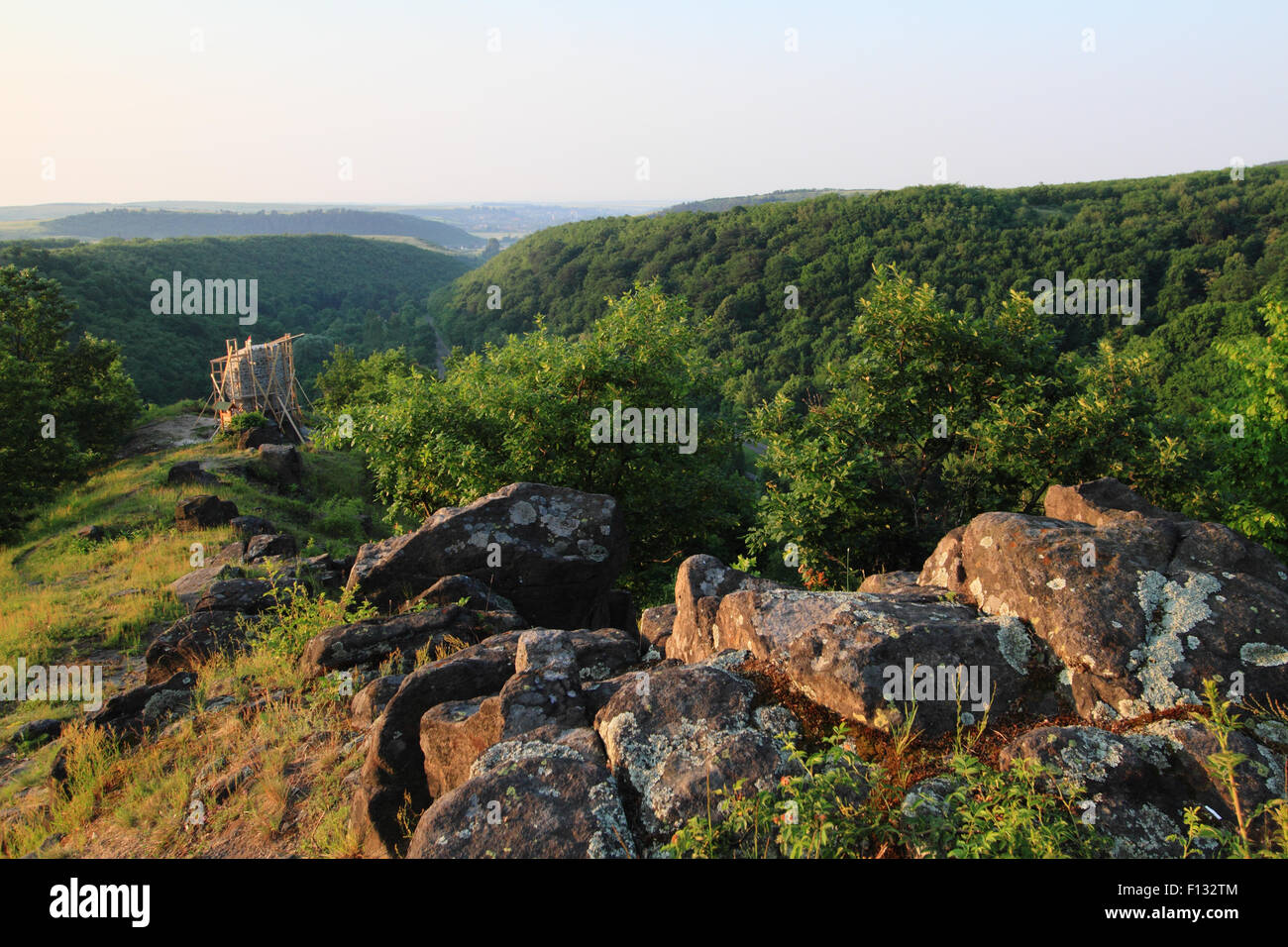 Antica torre sotto la ricostruzione presso il bordo meridionale del Bükk parco nazionale in Ungheria Foto Stock