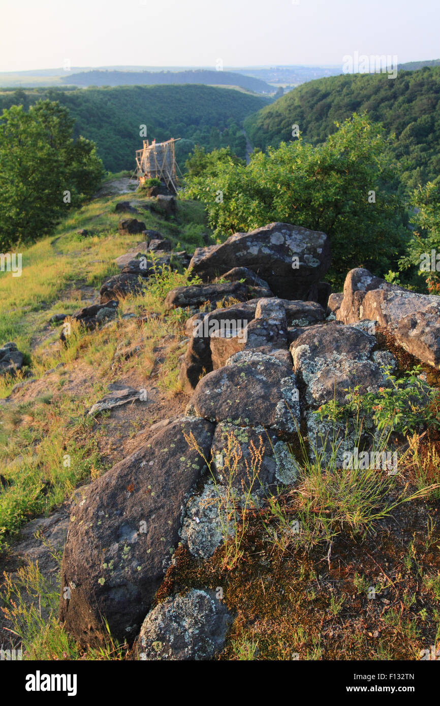Antica torre sotto la ricostruzione presso il bordo meridionale del Bükk parco nazionale in Ungheria Foto Stock