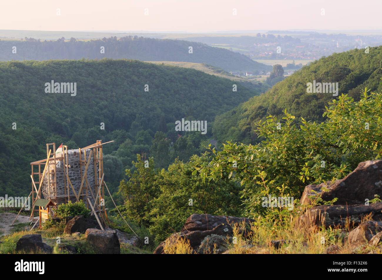 Antica torre sotto la ricostruzione presso il bordo meridionale del Bükk parco nazionale in Ungheria Foto Stock