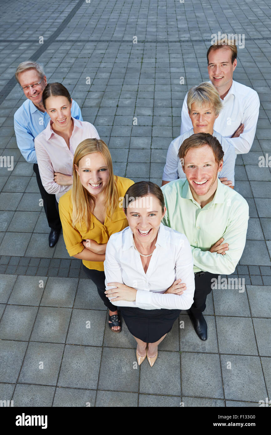 La gente di affari in piedi in una dinamica di formazione del team Foto Stock