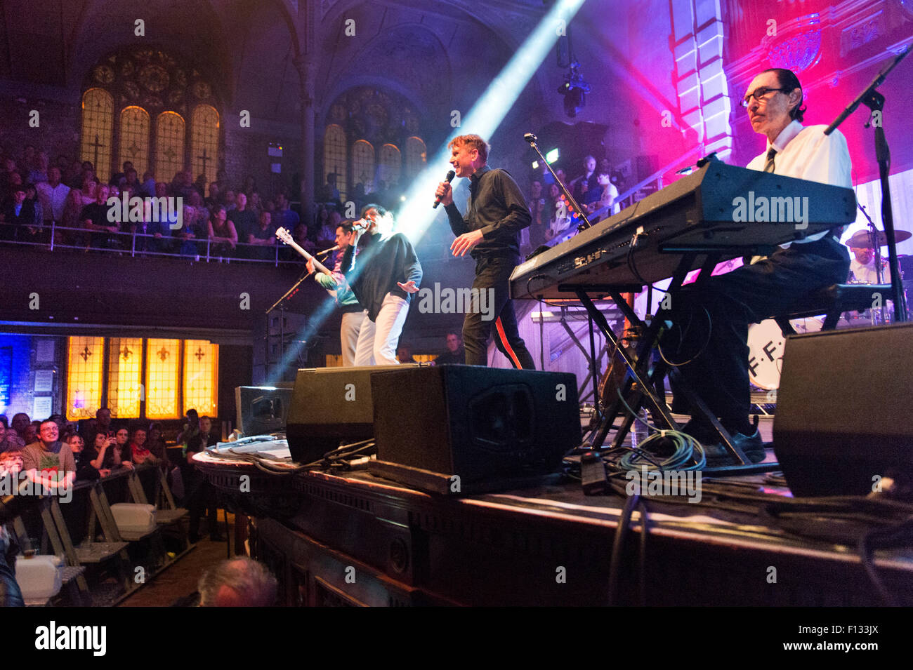 Manchester, Regno Unito. Il 25 agosto, 2015. US / UK band FFS (Franz Ferdinand e scintille), in concerto presso la Royal Albert Hall di Manchester. Credito: John Bentley/Alamy Live News Foto Stock