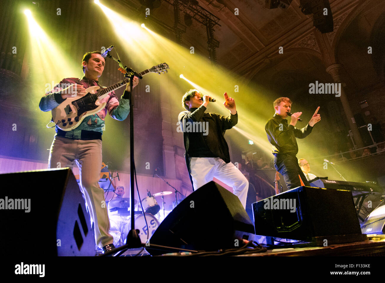 Manchester, Regno Unito. Il 25 agosto, 2015. US / UK band FFS (Franz Ferdinand e scintille), in concerto presso la Royal Albert Hall di Manchester. Credito: John Bentley/Alamy Live News Foto Stock