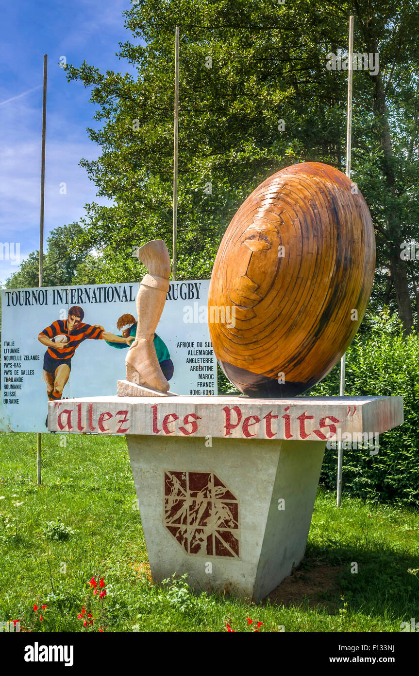 Legno gigante palla da rugby a Nuits-sur-Armançon, Yonne, Francia Foto Stock