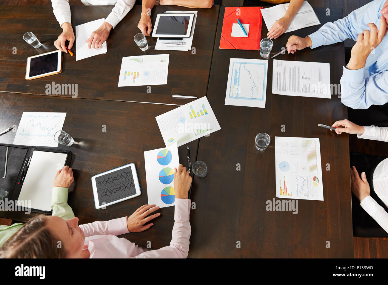 Scrivania in ufficio con molti documenti e le mani da sopra Foto Stock