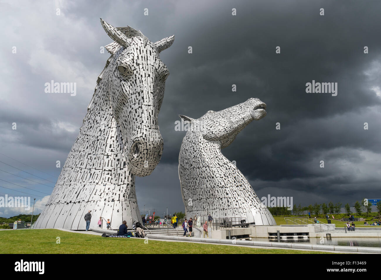 Il Kelpies scultura di due cavalli all'entrata del canale di Forth e Clyde presso l'Helix parco vicino a Falkirk, Scozia Foto Stock