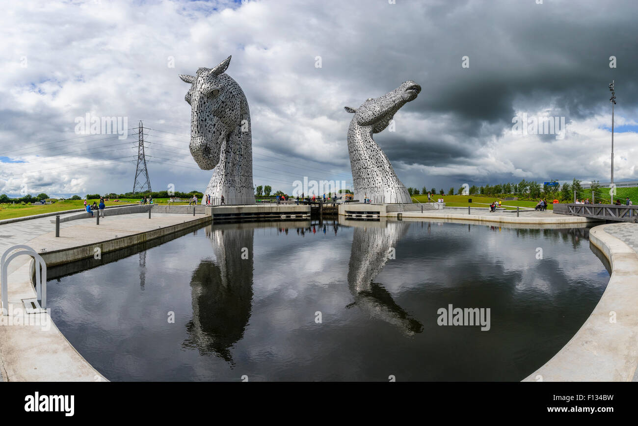 Il Kelpies scultura di due cavalli all'entrata del canale di Forth e Clyde presso l'Helix parco vicino a Falkirk, Scozia Foto Stock