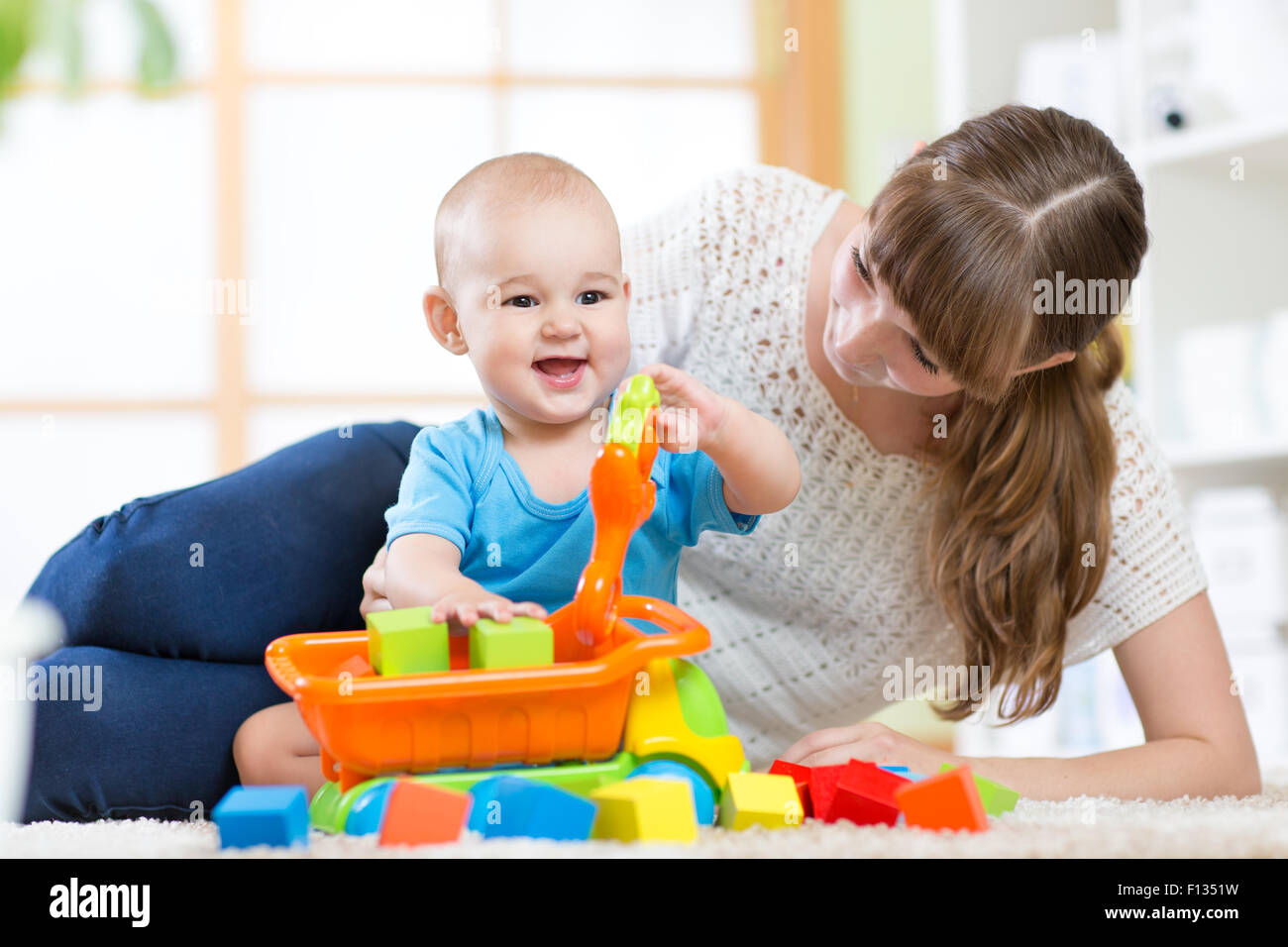 Madre con il suo bambino figlio giocare insieme Foto Stock