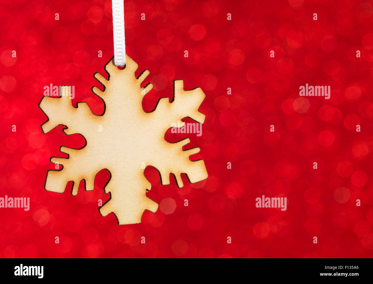 Il simbolo del fiocco di neve con uno sfondo rosso Foto Stock