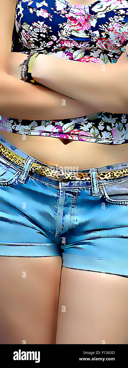 Londra, Inghilterra, Regno Unito. Manipolati digitalmente immagine - giovane donna in pantaloncini corti con le braccia incrociate Foto Stock