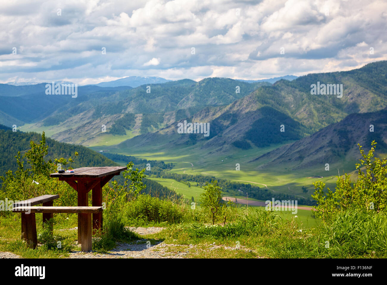 Tavolo in legno e panca sulla sommità del mountain pass Chike-Taman, Siberia, Russia Foto Stock