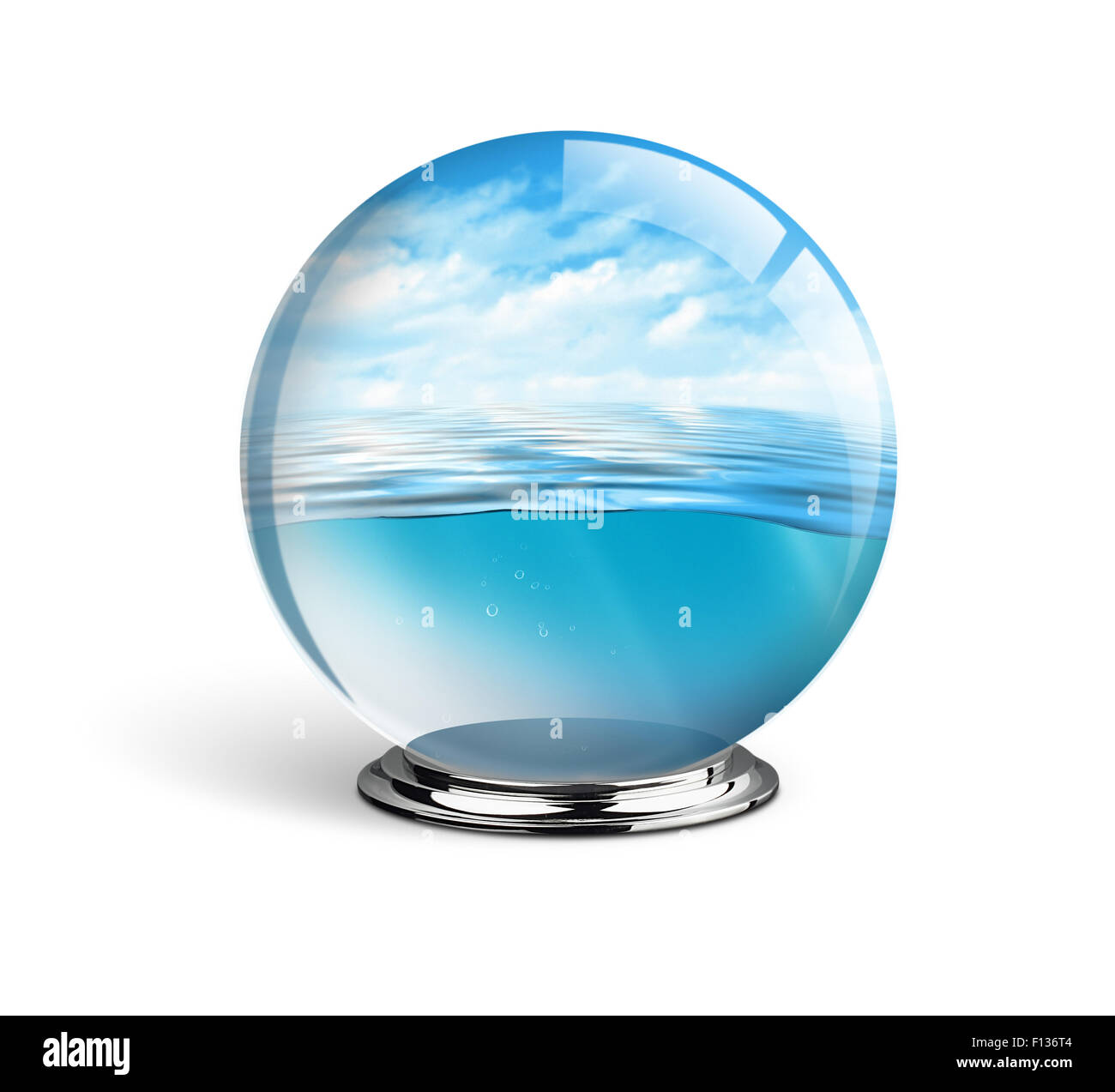 Il blu del mare e del cielo nella sfera di vetro isolato su sfondo bianco Foto Stock