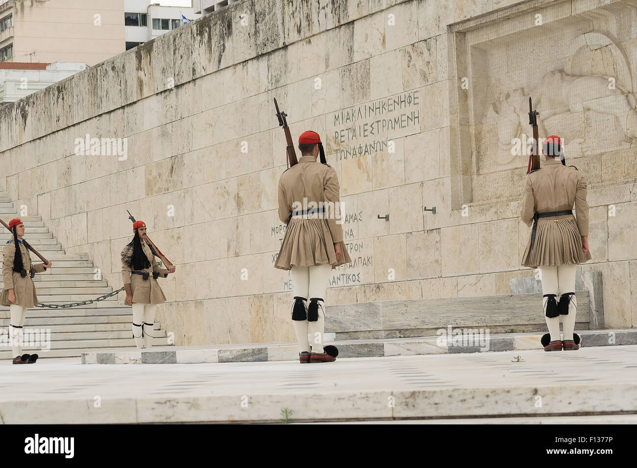 Atene, 30 maggio 2015. Evzones cambio di guardia di fronte al parlamento della Grecia. Foto Stock