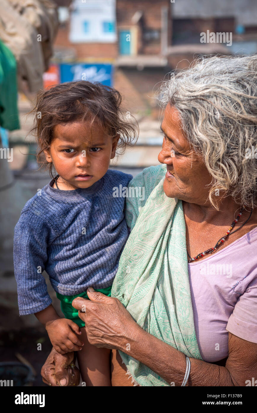 Un nipote e nonna entro i confini di un ashram nella città di Chitrakoot, (Chitrakut), Madhya Pradesh, India Foto Stock
