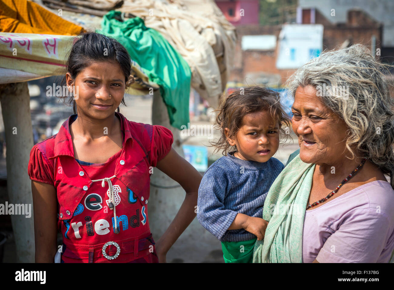 Una figlia della madre e nonna entro i confini di un ashram nella città di Chitrakoot, (Chitrakut), il Madhya Pradesh India Foto Stock