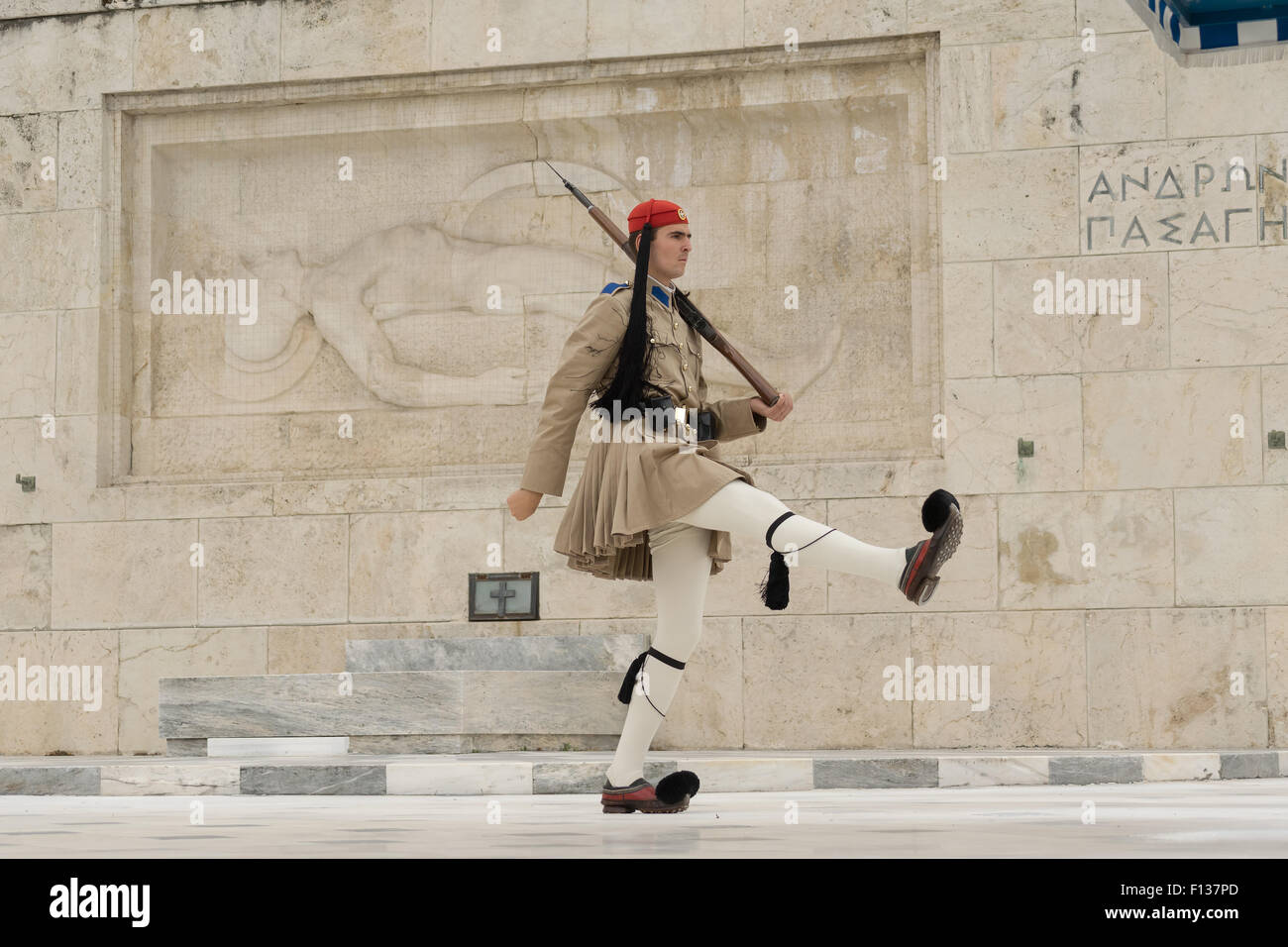 Atene, 30 maggio 2015. Evzone camminare e custodire il parlamento della Grecia nel sintagma. Foto Stock
