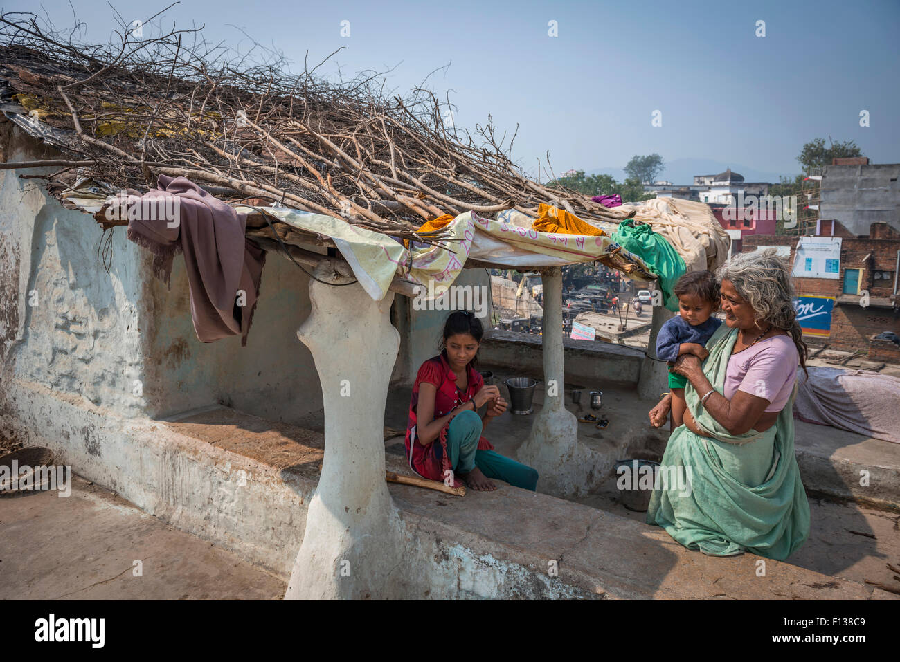 Una figlia della madre e nonna entro i confini di un ashram nella città di Chitrakoot, (Chitrakut), il Madhya Pradesh India Foto Stock