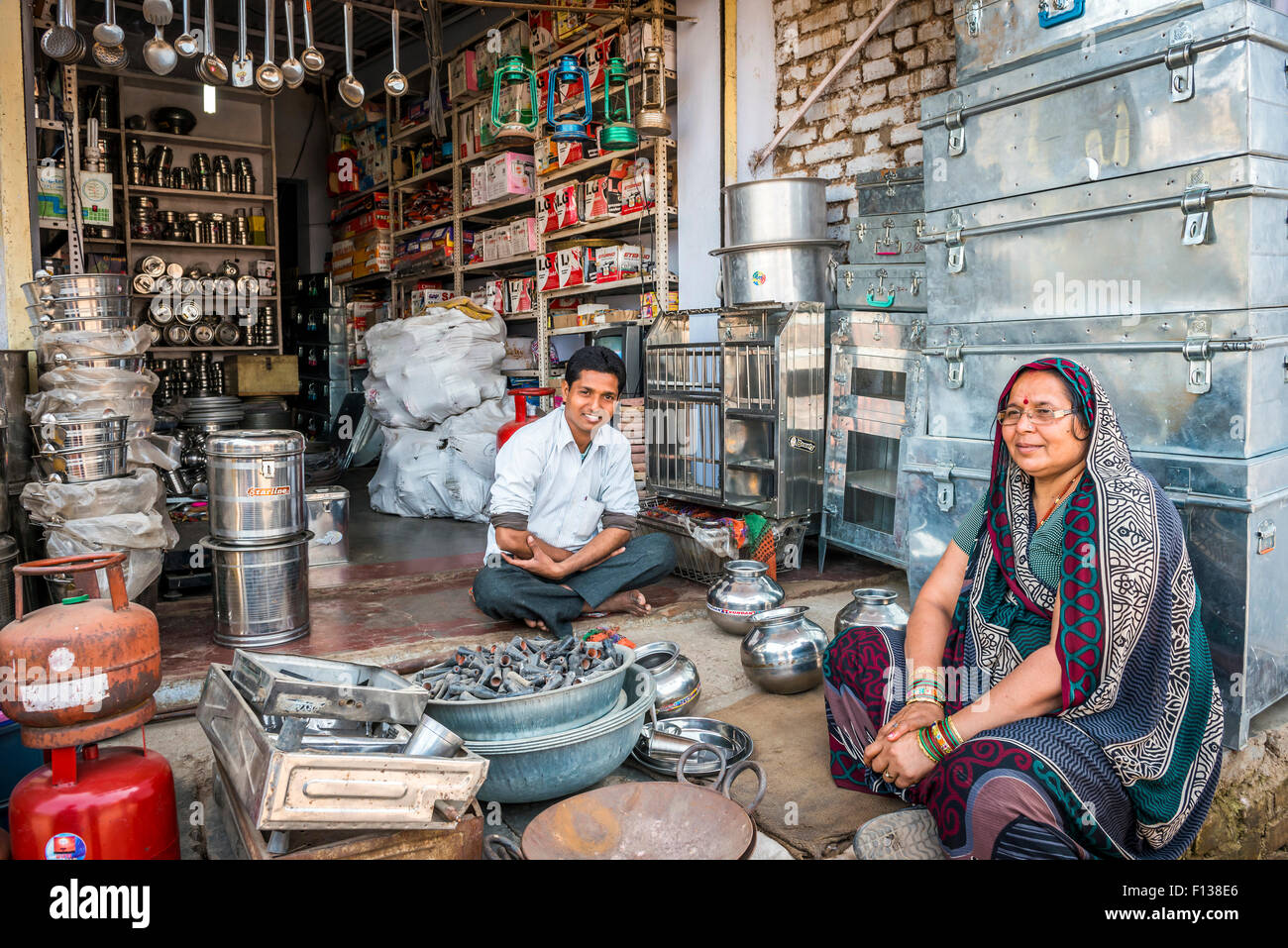 I venditori di articoli in metallo e home articoli sanitari nel loro negozio in Chitrakoot, (Chitrakut), Madhya Pradesh, India Foto Stock