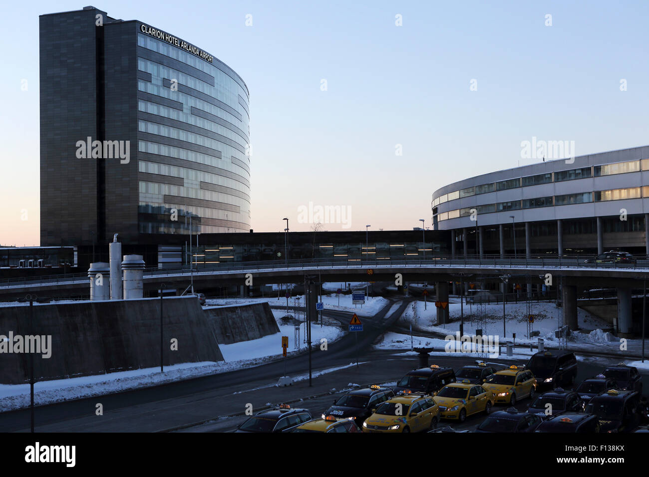 Taxi fuori l'Aeroporto di Arlanda di Stoccolma, Svezia. Il Clarion Hotel Arlanda Airport sorge nella distanza. Foto Stock