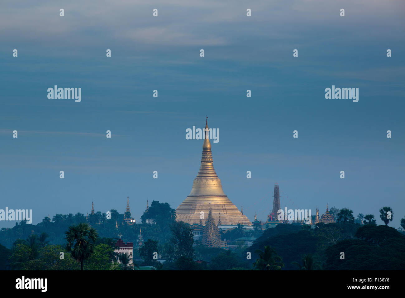 Shwedagon pagoda in distanza, Yangon, Myanmar. Novembre 2012. Foto Stock