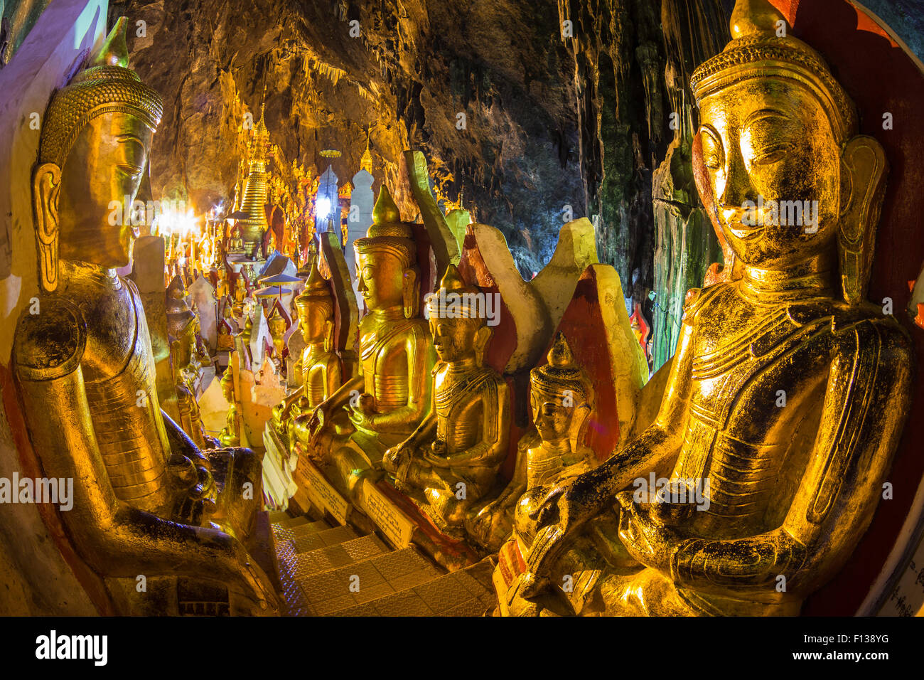Golden Statue di Buddha nella grotta di Pindaya, birmania, myanmar. Foto Stock