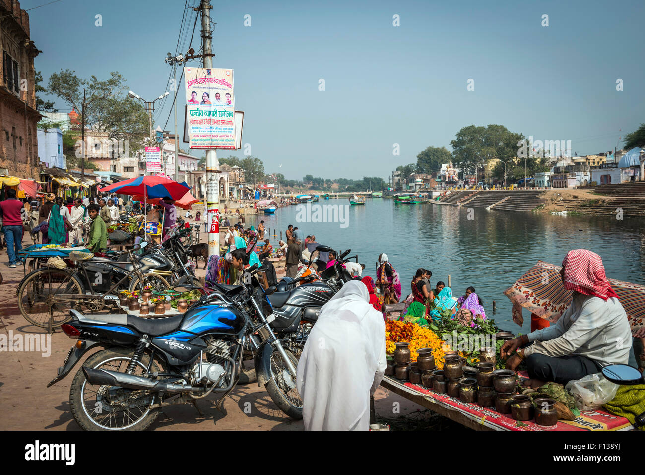 Gente che vende calendula ghirlande e offerte votive su Ramghat in Chitrakoot, (Chitrakut), Madhya Pradesh, India Foto Stock