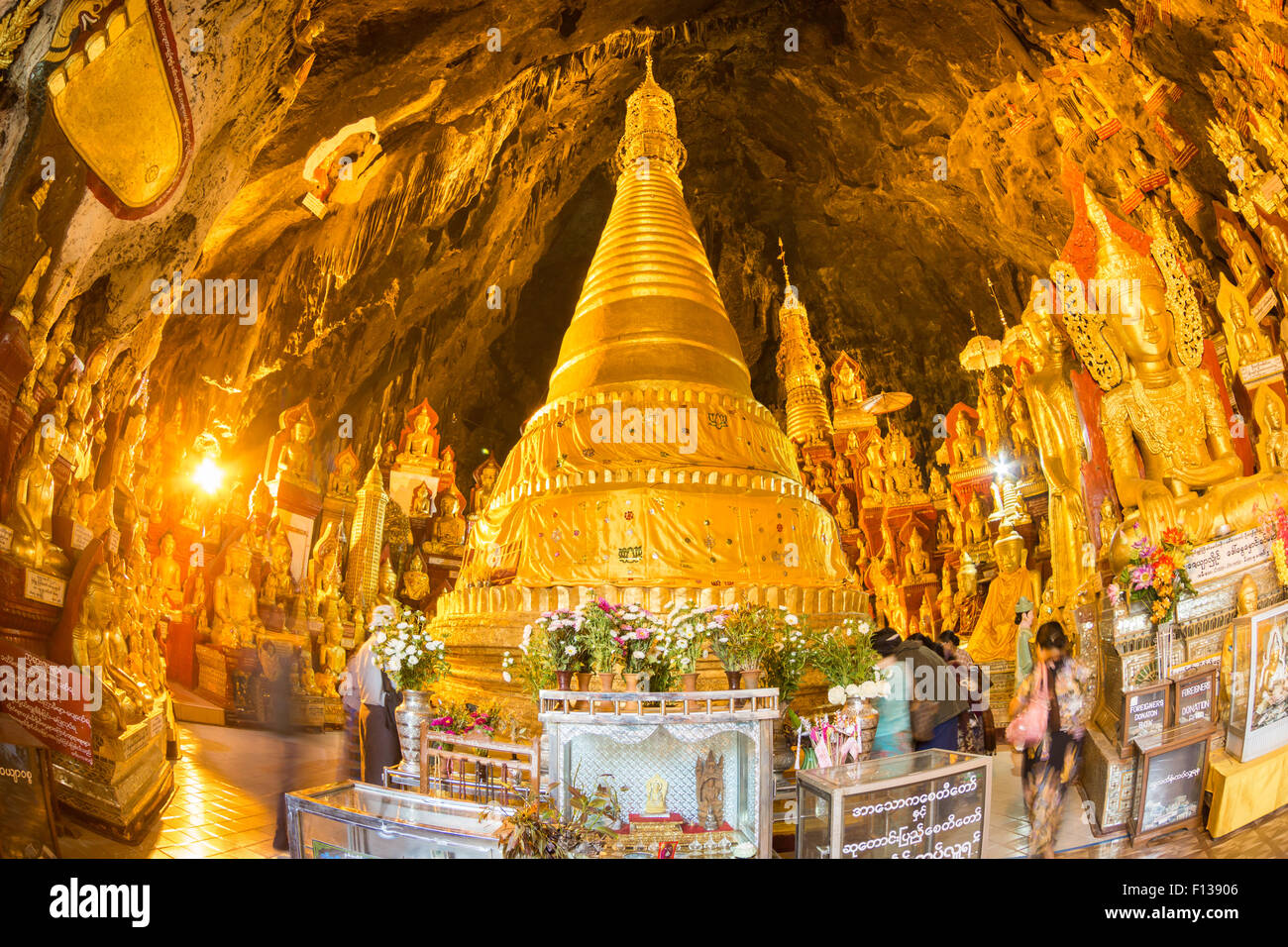 Golden Statue di Buddha nella grotta di Pindaya, birmania, myanmar. Foto Stock