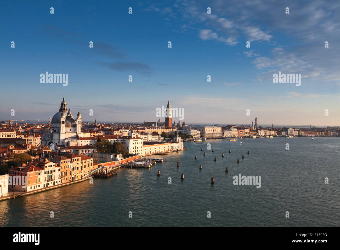 Venezia Italia, Vista della città tra cui Santa Maria della Salute e San Marco Campanile torre campanaria nella luce della sera Foto Stock
