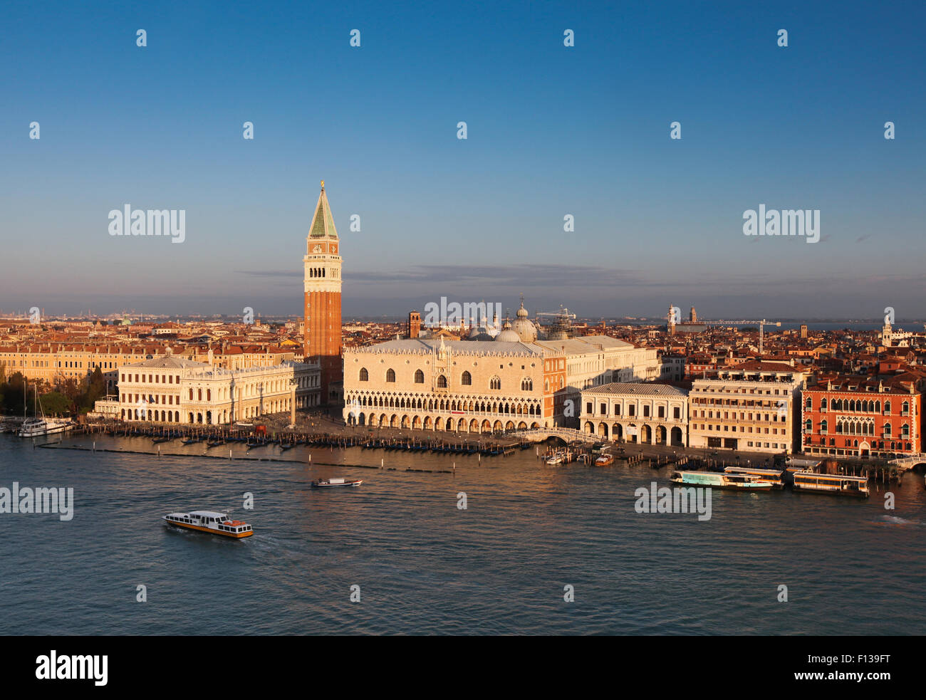 Venezia Italia, Vista della città tra cui Piazza San Marco Campanile torre campanaria e Piazza San Marco raffigurato da San Marco Canal Foto Stock