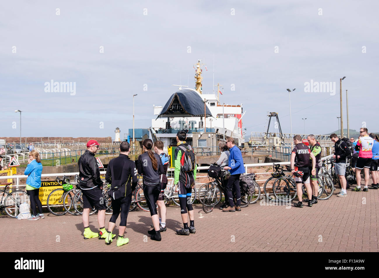 I ciclisti in attesa di Arran ferry terminal nel porto di Ardrossen, South Ayrshire, Strathclyde, Scozia, Regno Unito, Gran Bretagna Foto Stock