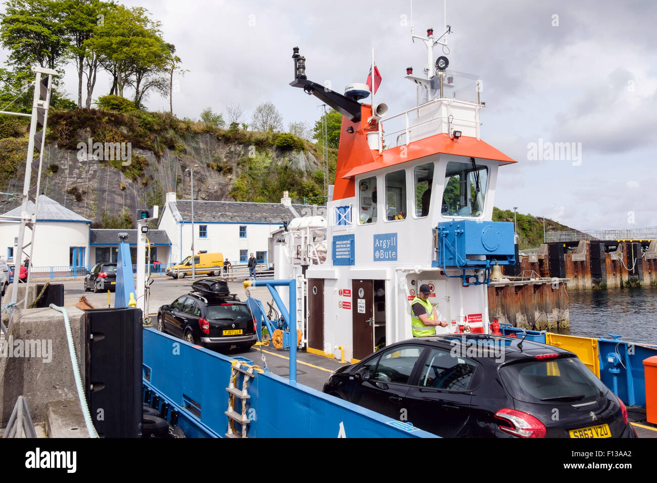Vetture lo sbarco dal traghetto Giura Eilean Dhiura in Port Askaig, isola di Islay, Ebridi Interne, Western Isles, Scotland, Regno Unito Foto Stock