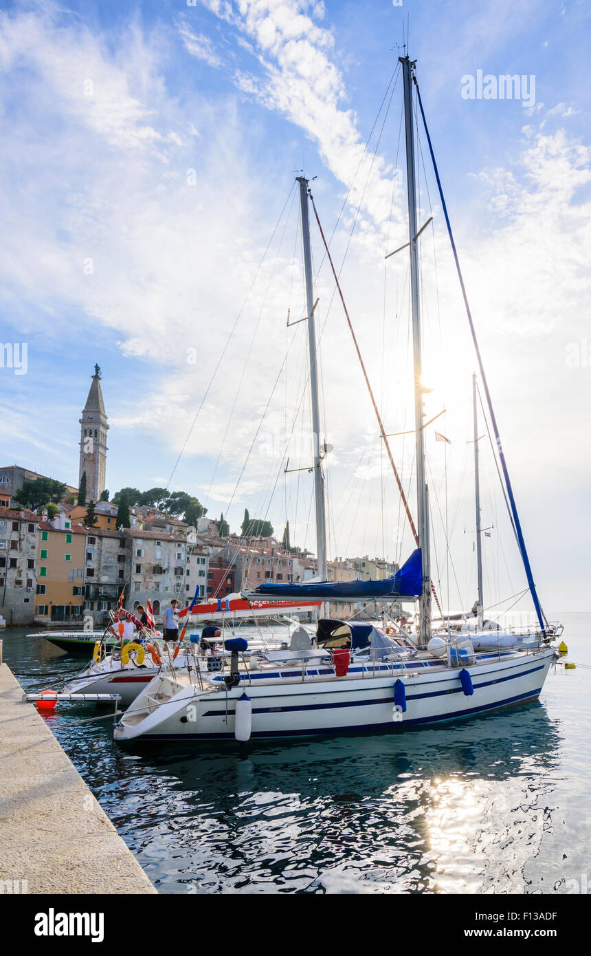 Yacht ormeggiati sotto la torre di Sant'Eufemia, Rovigno, Istria, Croazia Foto Stock