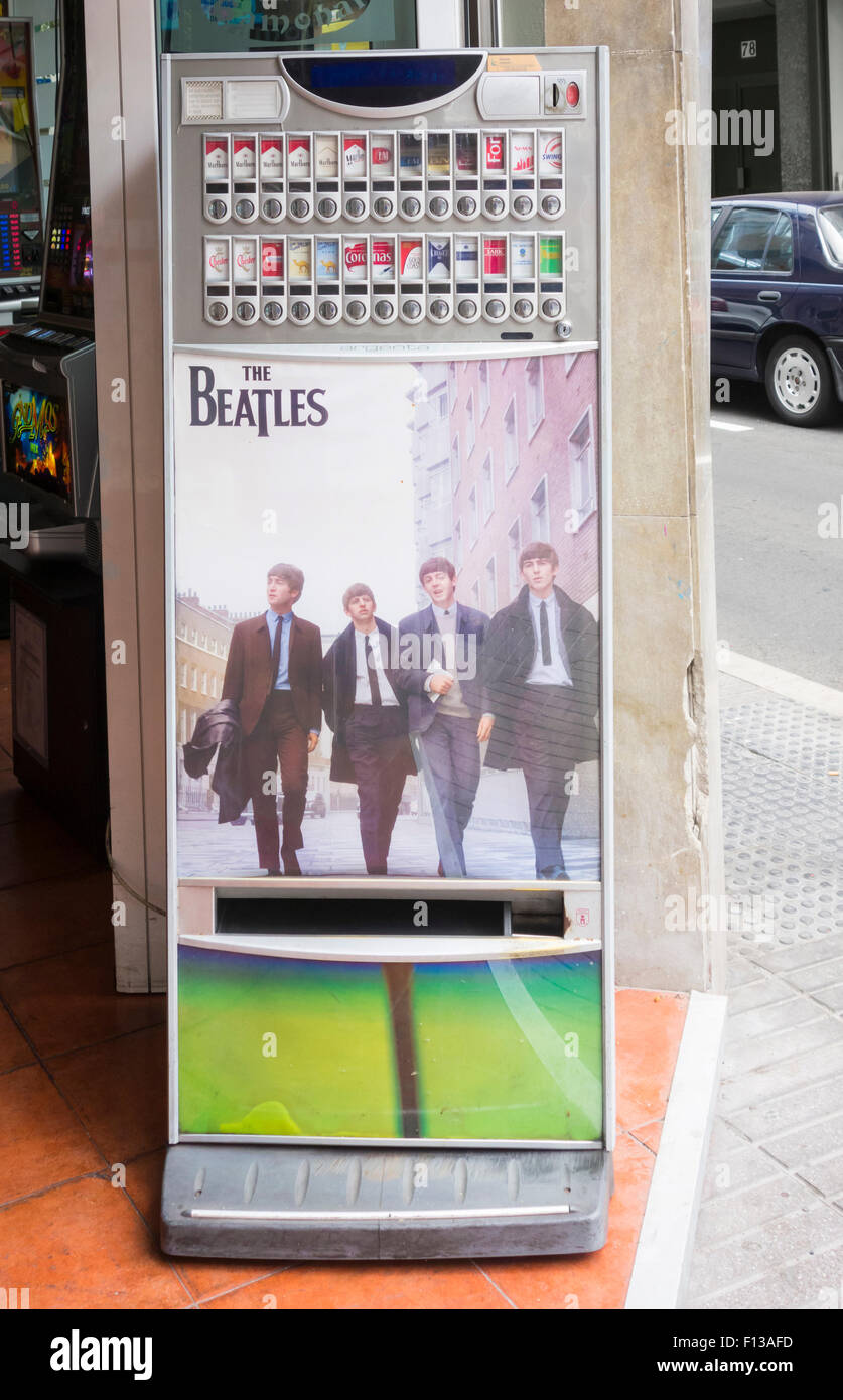 Immagine del Beatles sulla sigaretta macchina distributrice in bar. Isole Canarie Spagna Foto Stock