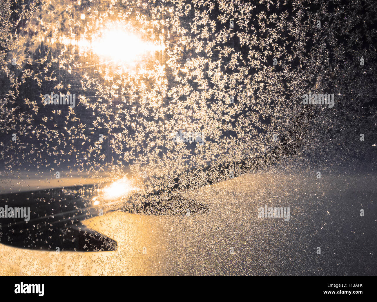 La vista di smerigliato finestra aereo al tramonto Foto Stock