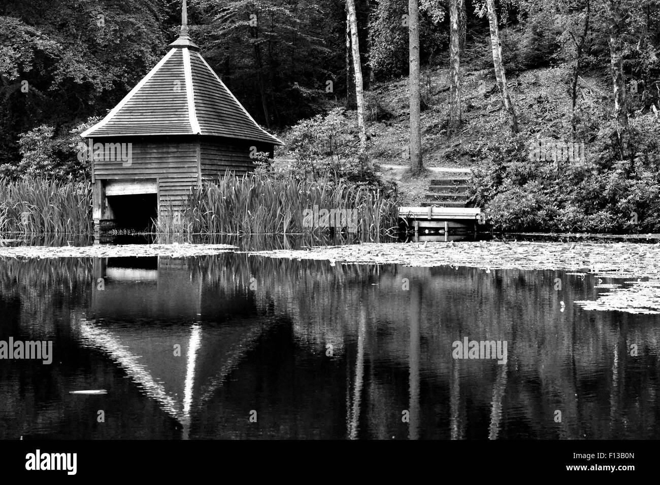 Casa in barca sul lago Foto Stock