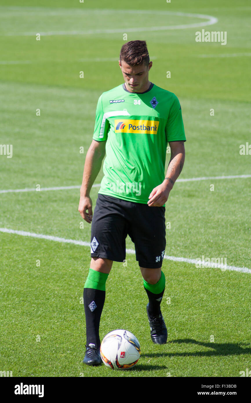 Mönchengladbach, Germania. 26 Agosto, 2015. Giocatore di calcio professionista Granit Xhaka durante la sessione di allenamento del club calcistico tedesco VFL Borussia Mönchengladbach. Credito: Daniel Kaesler/Alamy Live News Foto Stock