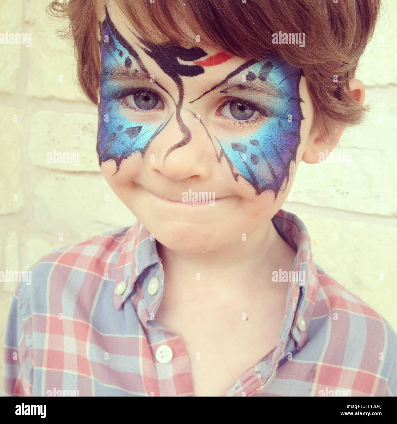 Ritratto di un ragazzo con una faccia a farfalla vernice Foto Stock
