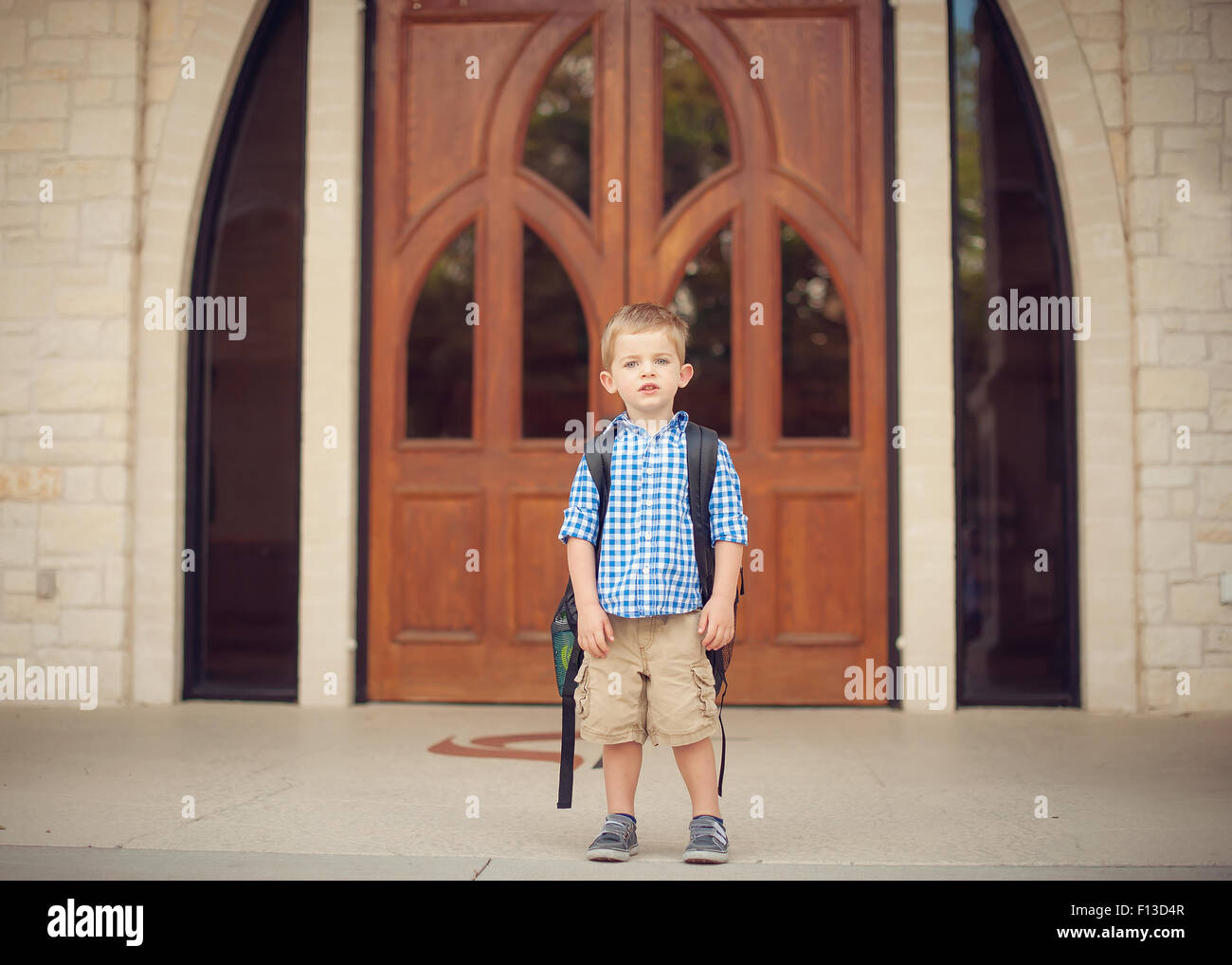 Ritratto di un ragazzino al suo primo giorno di scuola Foto Stock