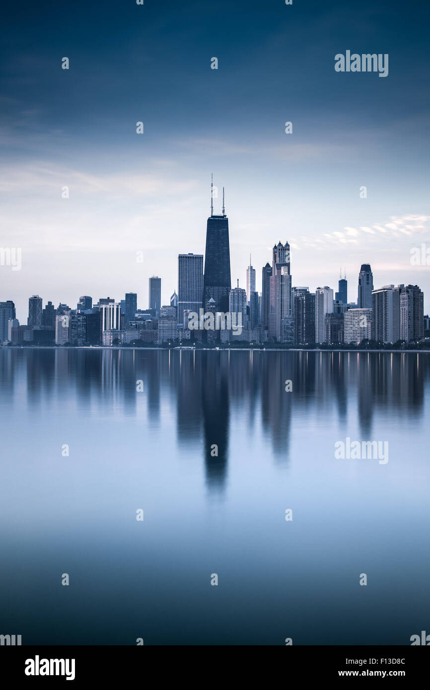 Sullo skyline di Chicago al tramonto, Illinois, Stati Uniti d'America Foto Stock