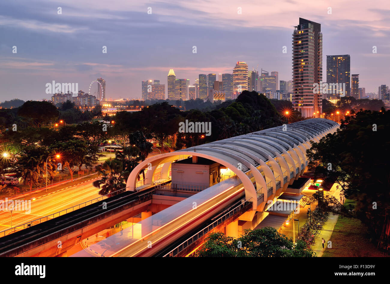 La MRT stazione ferroviaria e sullo skyline, Singapore Foto Stock