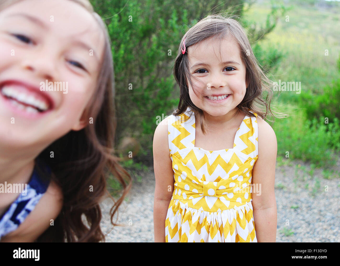 Ritratto di due ragazze che ridono, California, USA Foto Stock