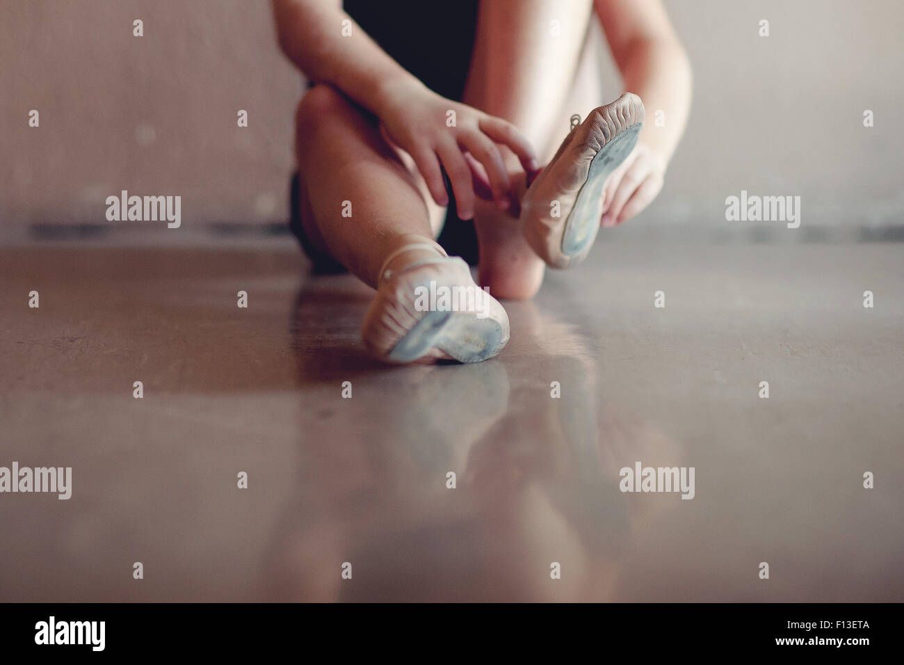 Close-up di una ragazza mettendo su scarpe da ballo Foto Stock