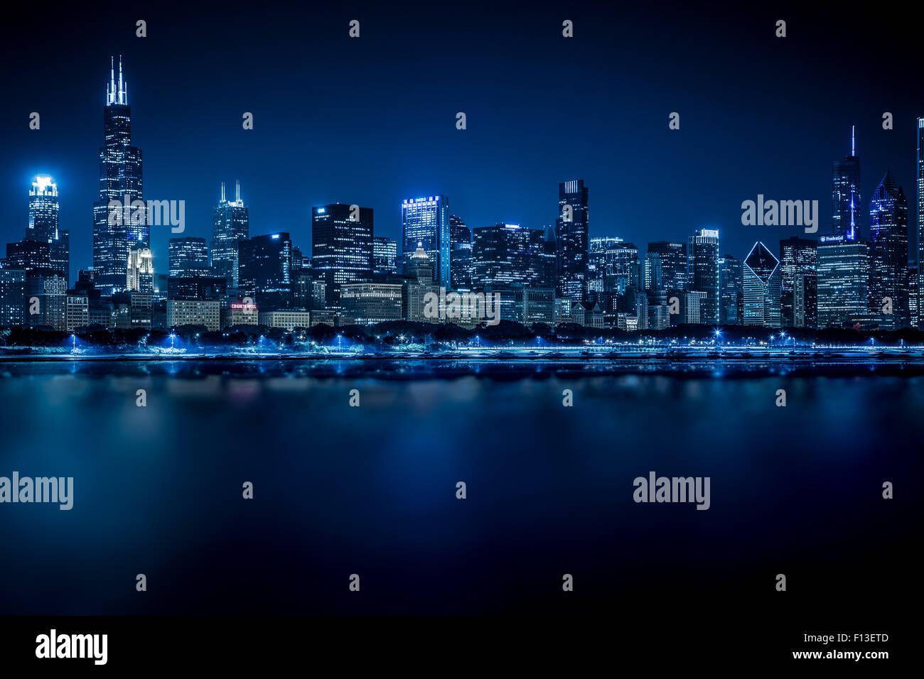 Chicago skyline notturno, Illinois, Stati Uniti d'America Foto Stock