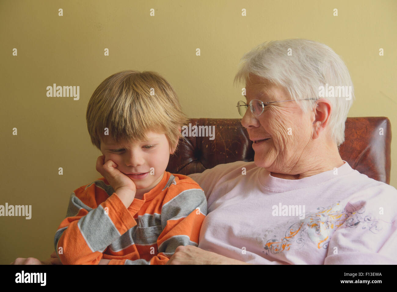 Ragazzo seduto con sua nonna Foto Stock