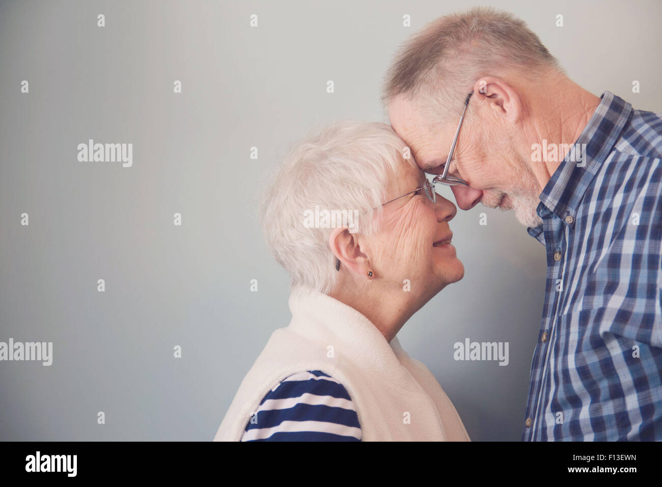 Ritratto di una coppia felice Senior faccia a faccia Foto Stock
