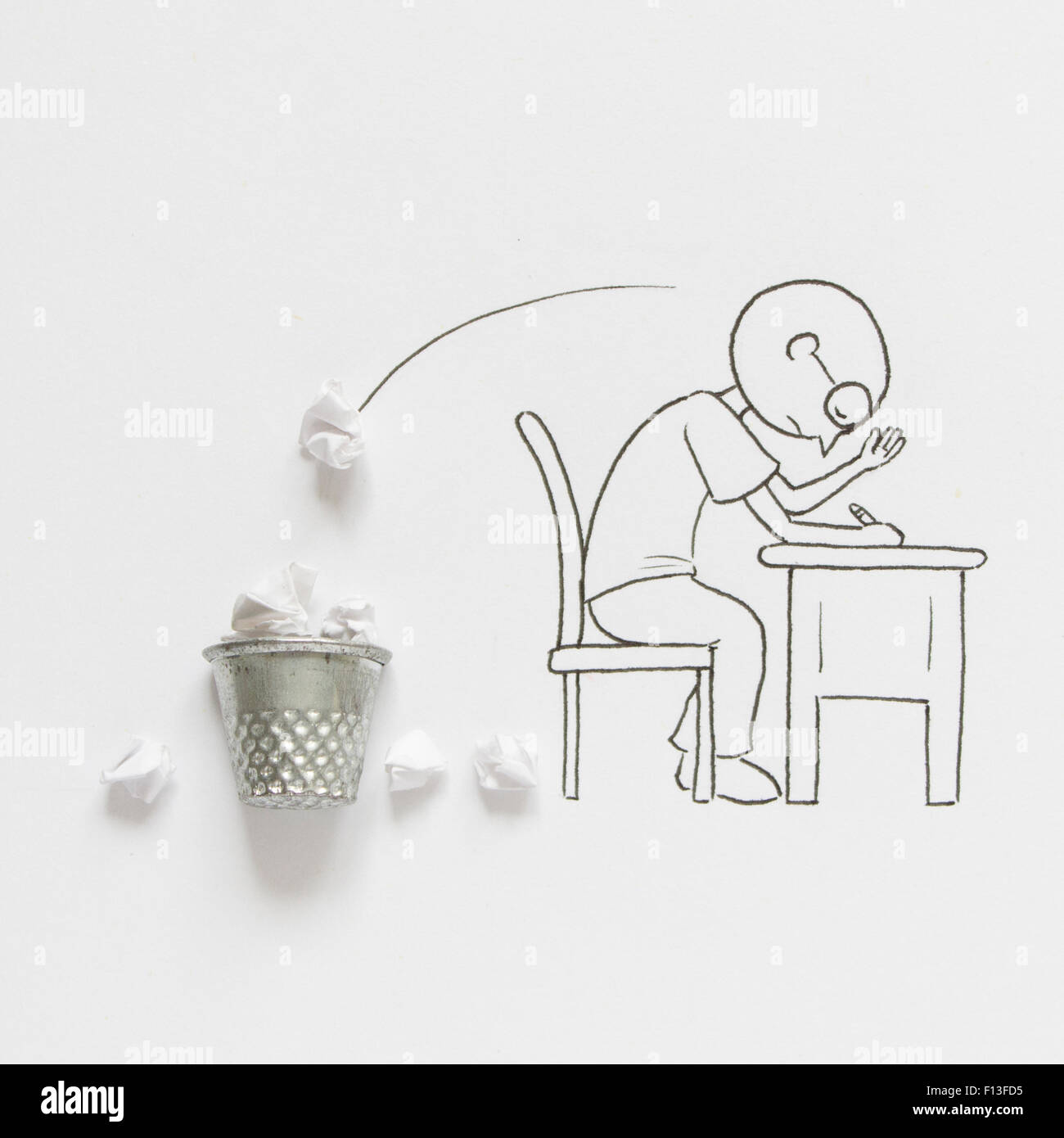 Conceptual uomo seduto alla scrivania con lo scrittore del blocco Foto Stock