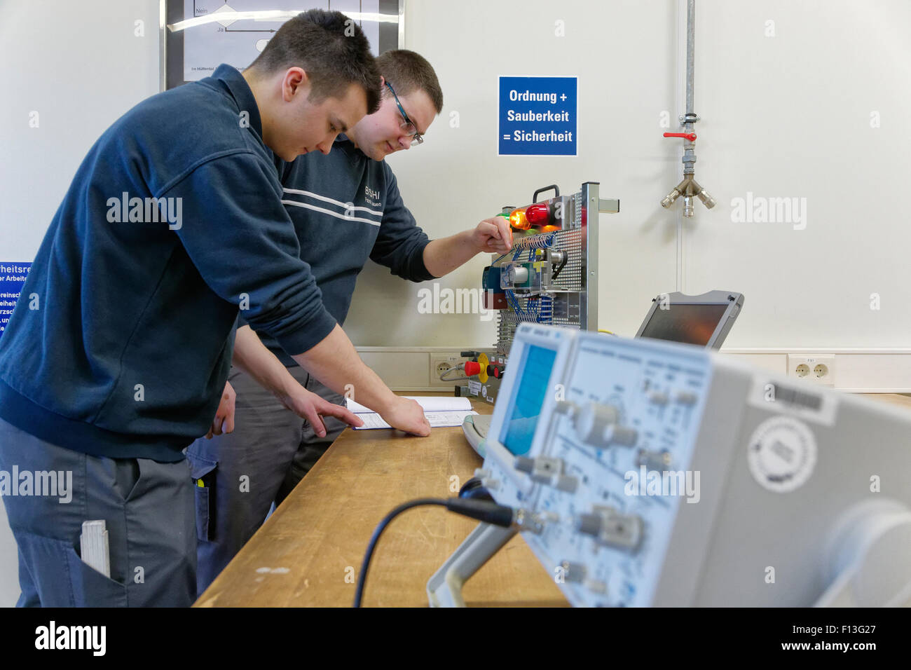 Partecipanti a Berlino, Germania, BSH Hausgerätewerk Nauen Foto Stock