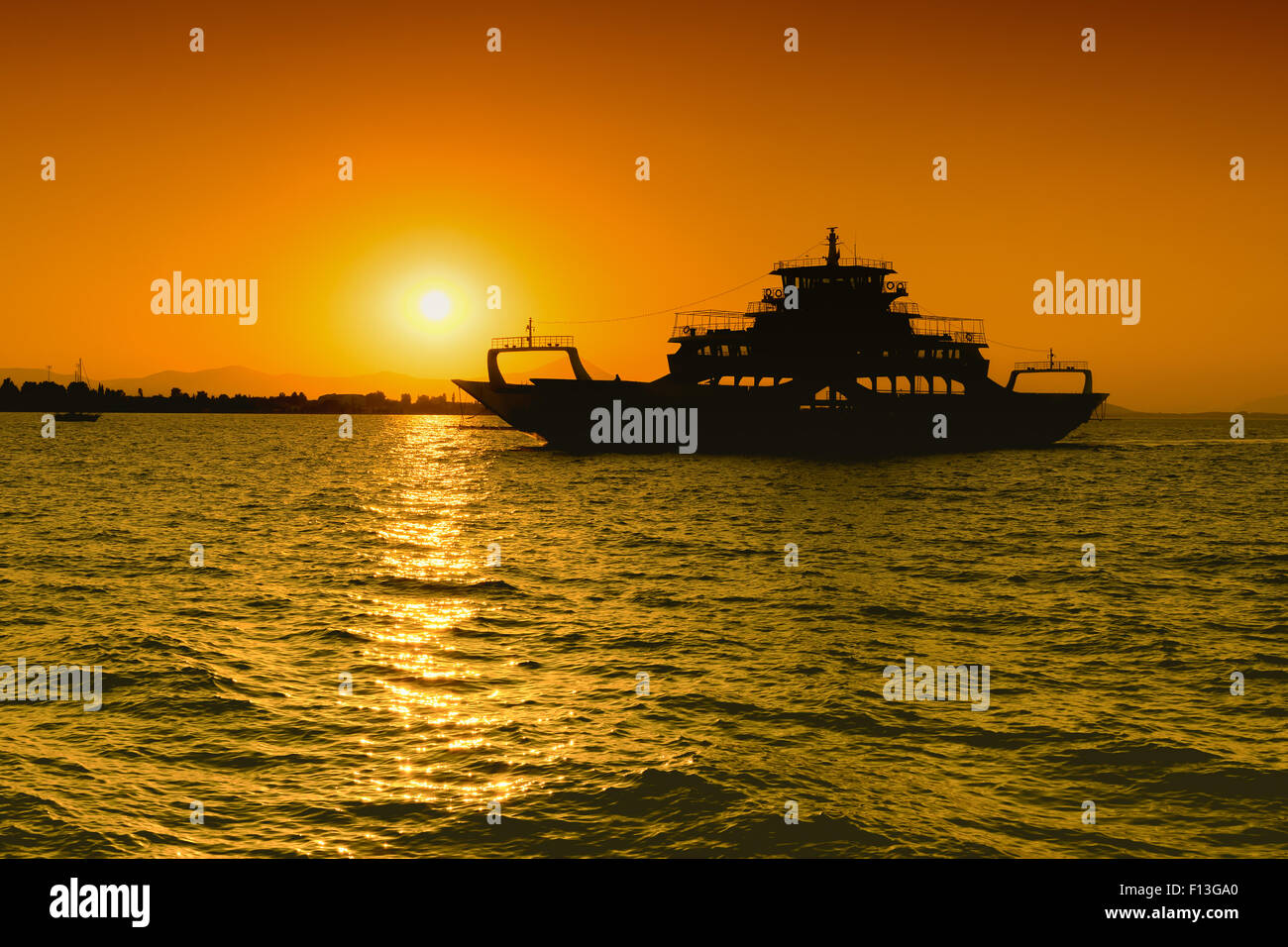 Ferry boat silhouette contro il tramonto. Foto Stock