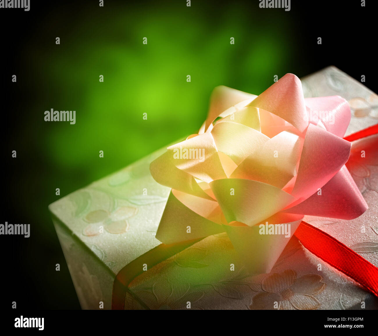 Confezione regalo con un fiocco rosa e il nastro di inchiostro Foto Stock