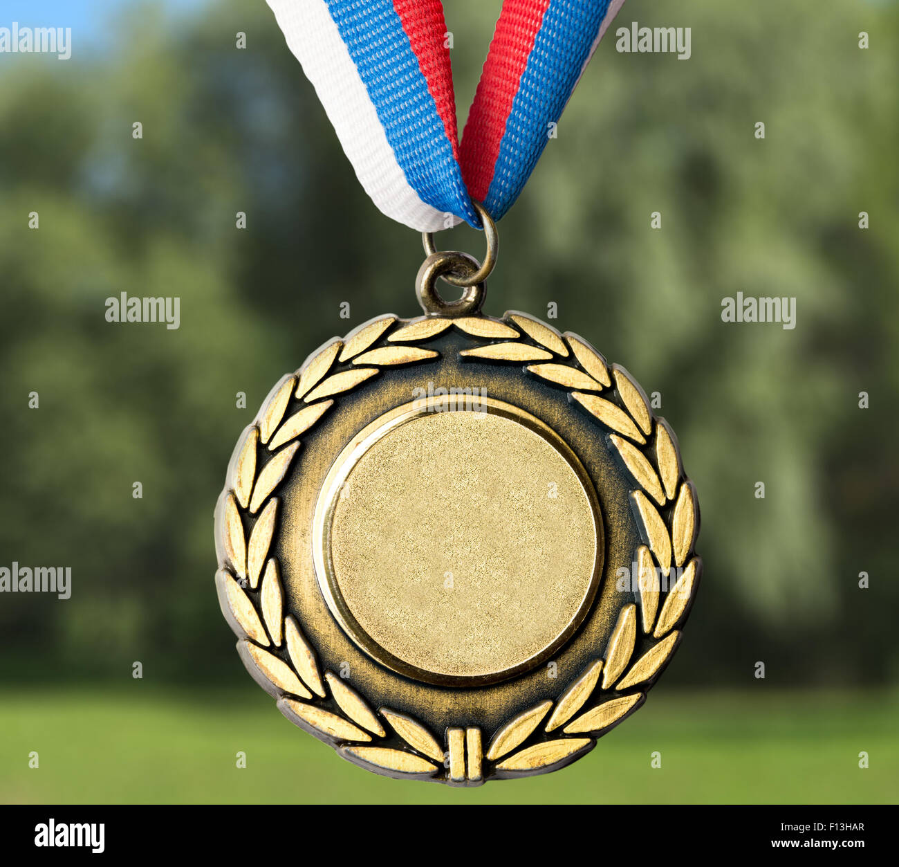 Medaglia di metallo con nastro tricolore in primo piano Foto Stock