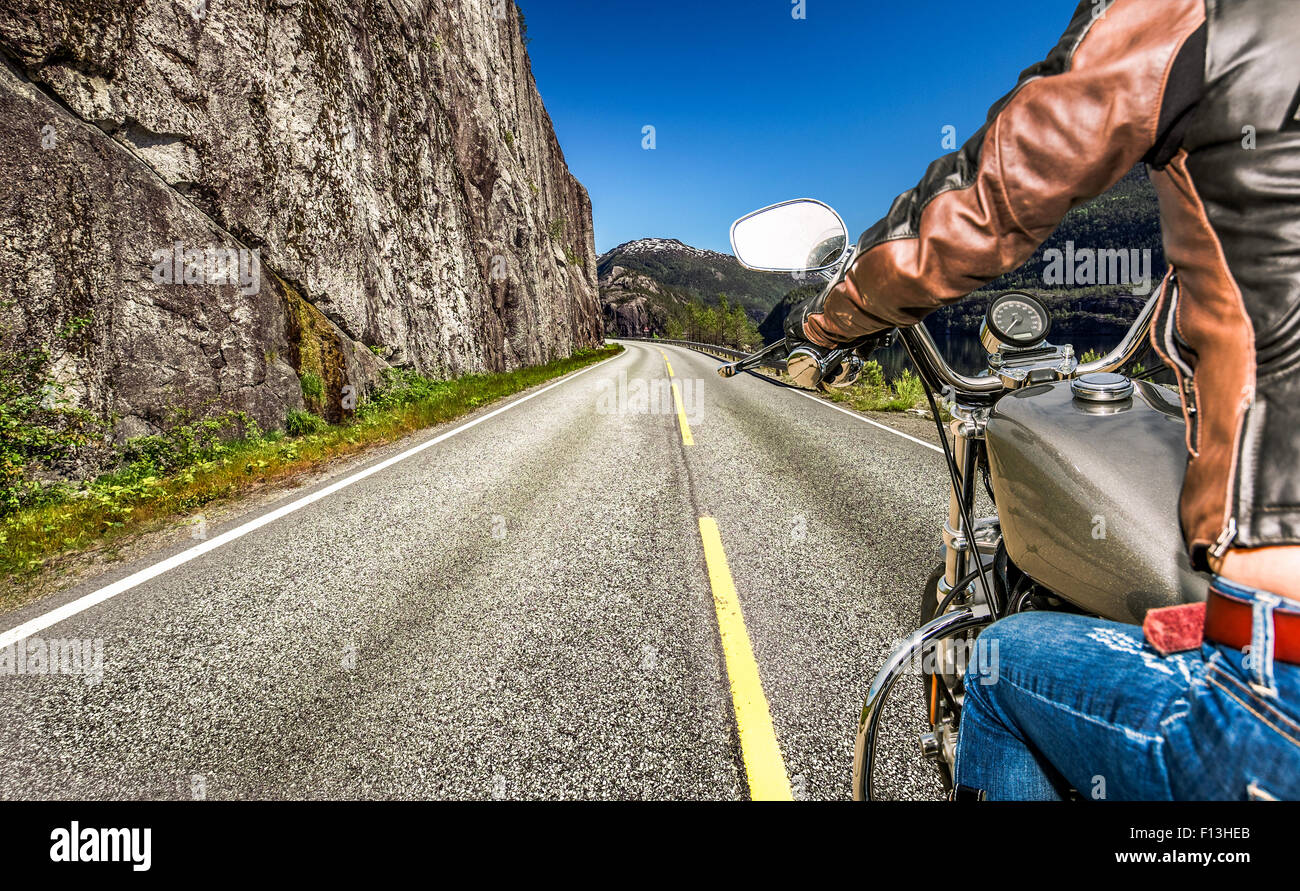 Biker ragazza scorre una motocicletta sotto la pioggia. Visuale in prima persona. Foto Stock